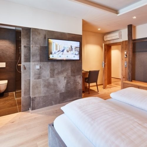 Alphenberg_Tundra_stone_wandbekleding_leer_wallcovering_leather_leerbehang_hotel_gerl_01-600x400